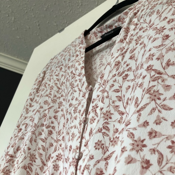 RW&Co White/Red/Pink floral blouse, size M - Picture 3 of 6
